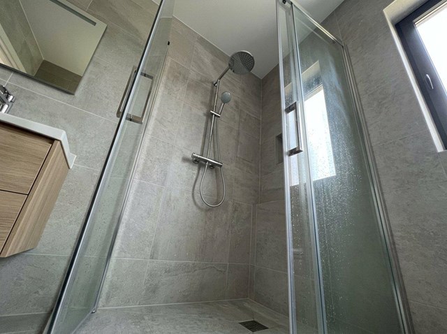 De los azulejos a la mampara, todo entra en nuestra reforma de baños completa en Cambados - Imagen 1